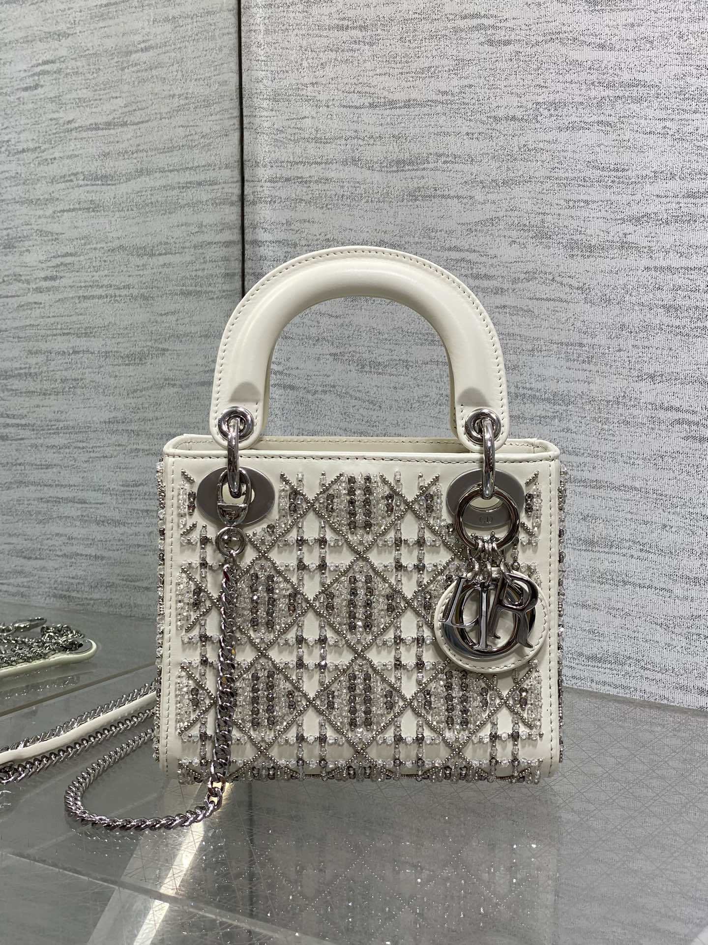 现货‼️Lady最新限量版重工珠子戴妃包,人手一个必备的珠子手工包😍。迷人优雅又气场十足💃🏻,斜挎手拎也