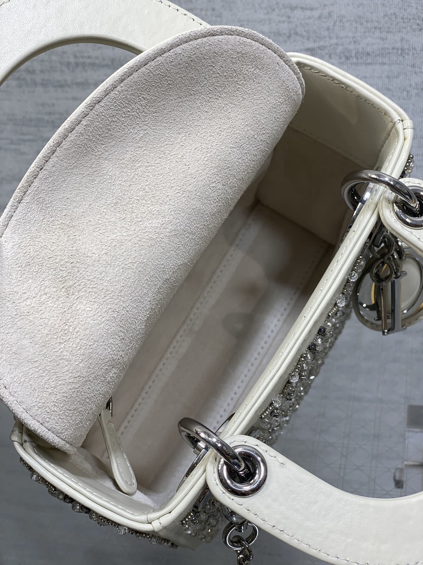 现货‼️Lady最新限量版重工珠子戴妃包,人手一个必备的珠子手工包😍。迷人优雅又气场十足💃🏻,斜挎手拎也