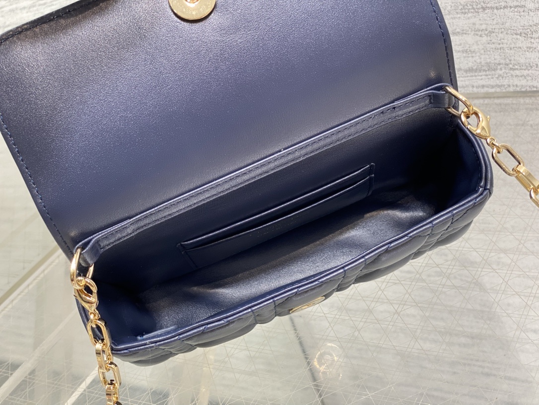 深蓝现货‼️最新珍珠链条包🆕标志性的藤纹格,经典的字母吊饰👏 搭配柔软的羊皮,优雅又时尚🙋 ,亮点在于绝