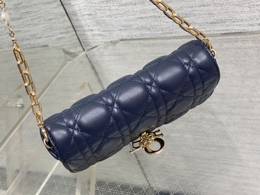 深蓝现货‼️最新珍珠链条包🆕标志性的藤纹格,经典的字母吊饰👏 搭配柔软的羊皮,优雅又时尚🙋 ,亮点在于绝