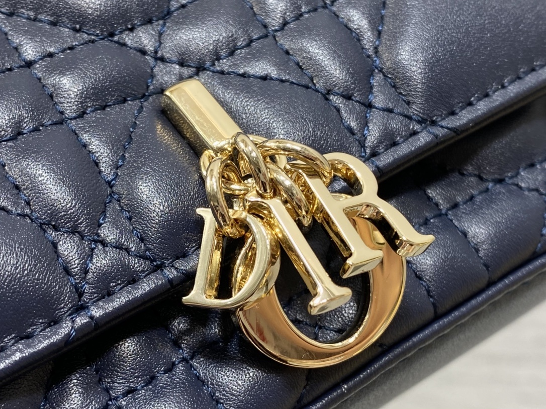 深蓝现货‼️最新珍珠链条包🆕标志性的藤纹格,经典的字母吊饰👏 搭配柔软的羊皮,优雅又时尚🙋 ,亮点在于绝