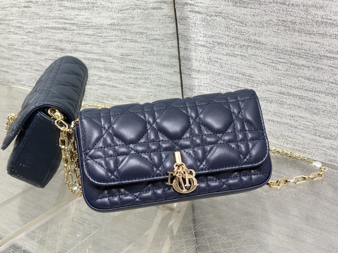 深蓝现货‼️最新珍珠链条包🆕标志性的藤纹格,经典的字母吊饰👏 搭配柔软的羊皮,优雅又时尚🙋 ,亮点在于绝
