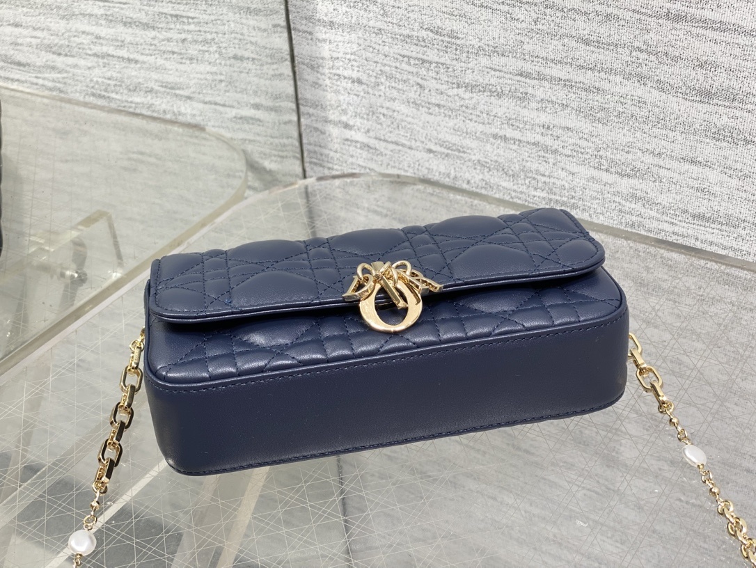 深蓝现货‼️最新珍珠链条包🆕标志性的藤纹格,经典的字母吊饰👏 搭配柔软的羊皮,优雅又时尚🙋 ,亮点在于绝