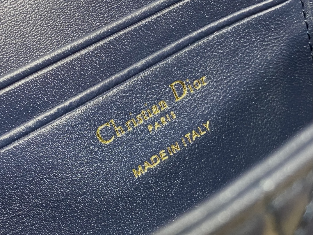 深蓝现货‼️最新珍珠链条包🆕标志性的藤纹格,经典的字母吊饰👏 搭配柔软的羊皮,优雅又时尚🙋 ,亮点在于绝