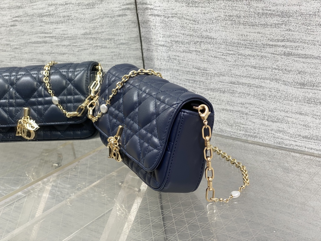 深蓝现货‼️最新珍珠链条包🆕标志性的藤纹格,经典的字母吊饰👏 搭配柔软的羊皮,优雅又时尚🙋 ,亮点在于绝