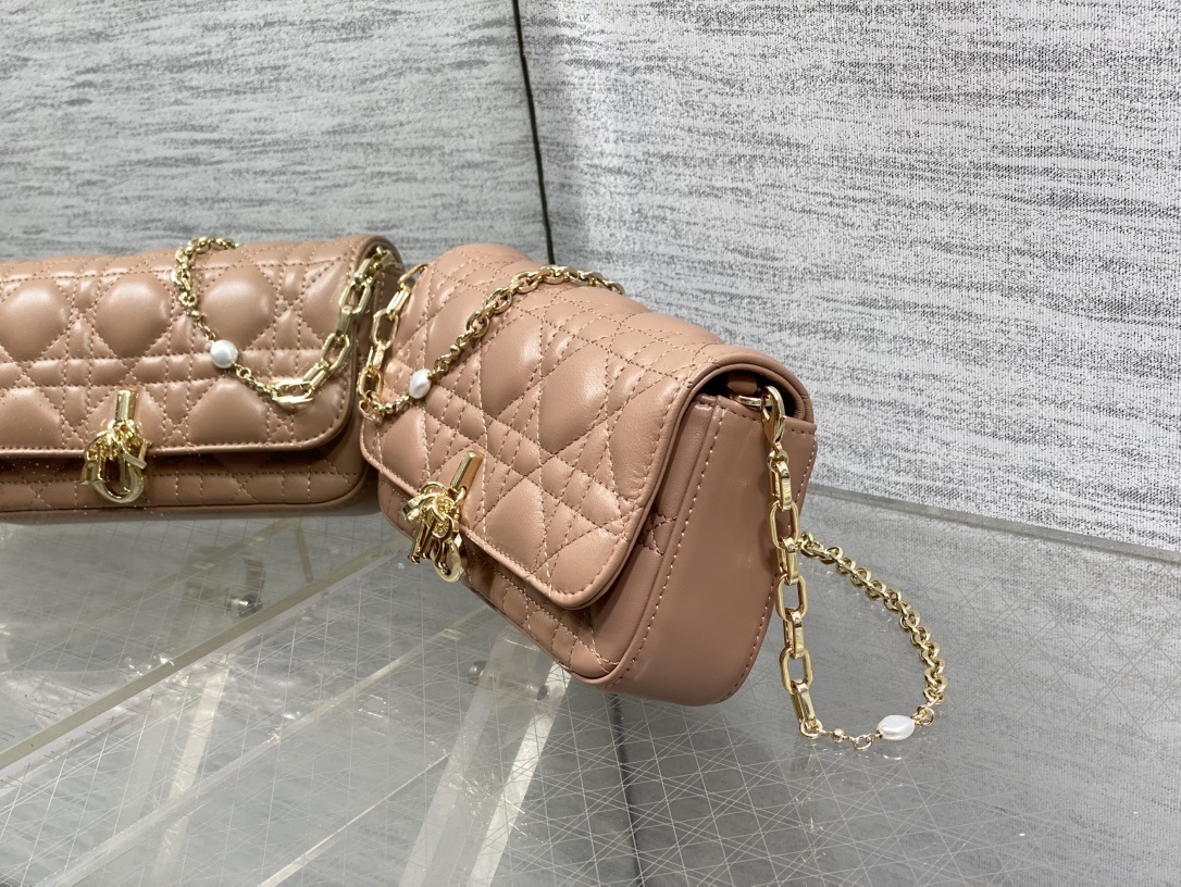 藕粉现货‼️最新珍珠链条包🆕标志性的藤纹格,经典的字母吊饰👏 搭配柔软的羊皮,优雅又时尚🙋 ,亮点在于绝