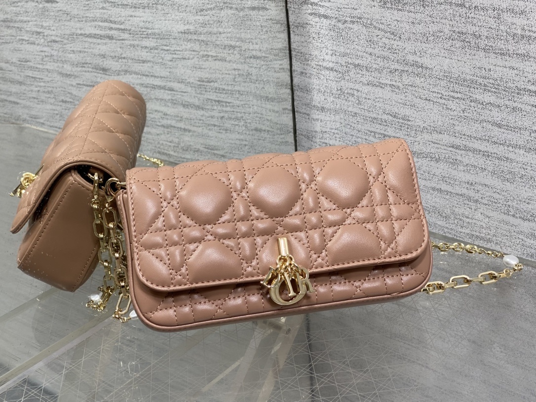 藕粉现货‼️最新珍珠链条包🆕标志性的藤纹格,经典的字母吊饰👏 搭配柔软的羊皮,优雅又时尚🙋 ,亮点在于绝