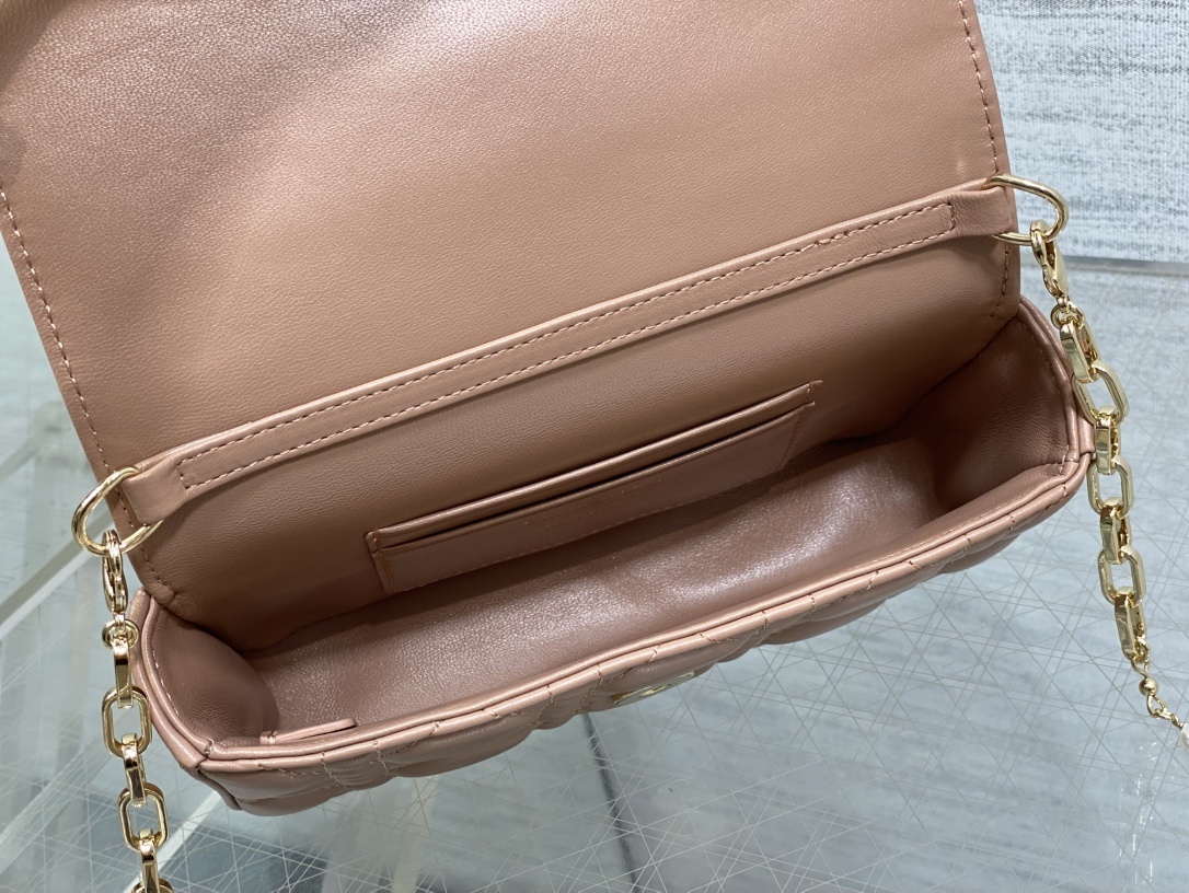 藕粉现货‼️最新珍珠链条包🆕标志性的藤纹格,经典的字母吊饰👏 搭配柔软的羊皮,优雅又时尚🙋 ,亮点在于绝