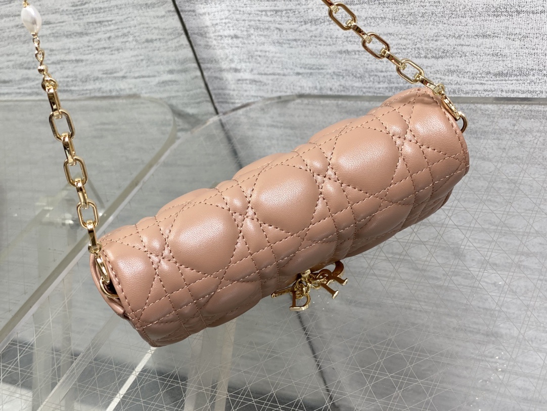 藕粉现货‼️最新珍珠链条包🆕标志性的藤纹格,经典的字母吊饰👏 搭配柔软的羊皮,优雅又时尚🙋 ,亮点在于绝