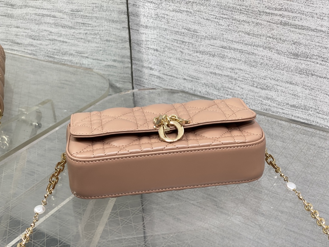 藕粉现货‼️最新珍珠链条包🆕标志性的藤纹格,经典的字母吊饰👏 搭配柔软的羊皮,优雅又时尚🙋 ,亮点在于绝