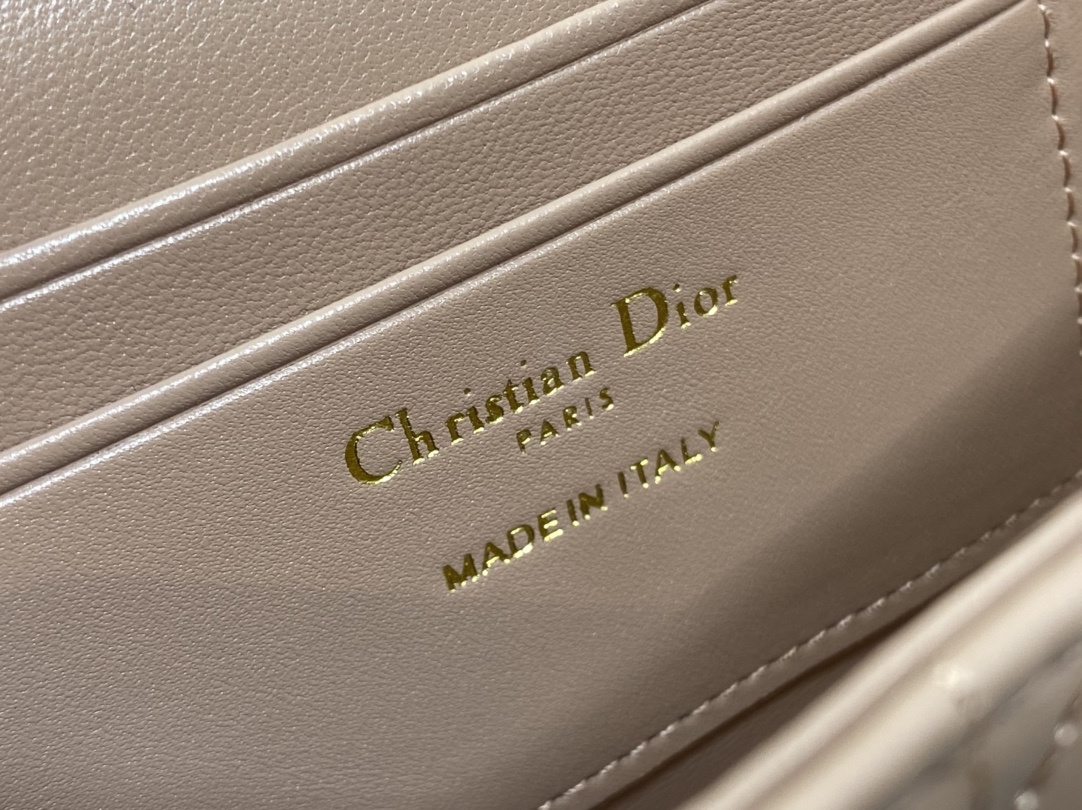 藕粉现货‼️最新珍珠链条包🆕标志性的藤纹格,经典的字母吊饰👏 搭配柔软的羊皮,优雅又时尚🙋 ,亮点在于绝