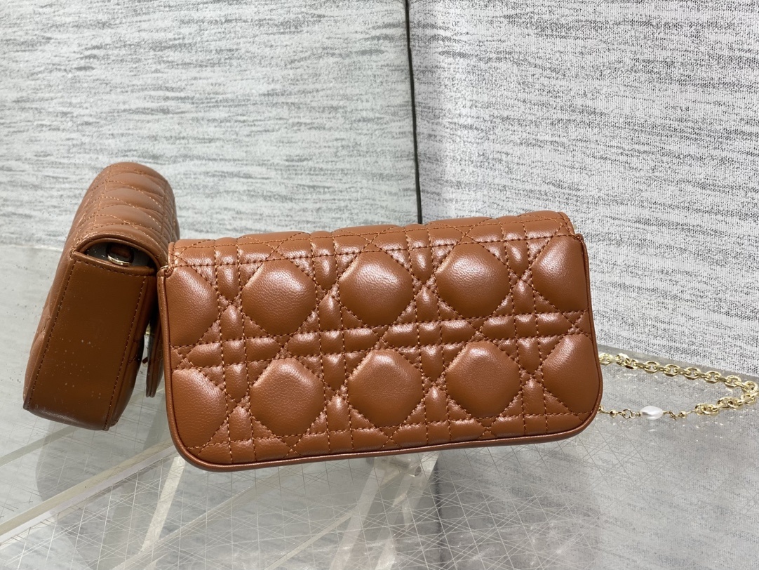 焦糖色现货‼️最新珍珠链条包🆕标志性的藤纹格,经典的字母吊饰👏 搭配柔软的羊皮,优雅又时尚🙋 ,亮点在于