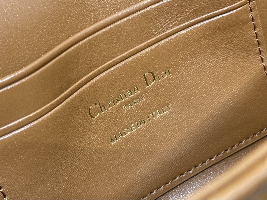 焦糖色现货‼️最新珍珠链条包🆕标志性的藤纹格,经典的字母吊饰👏 搭配柔软的羊皮,优雅又时尚🙋 ,亮点在于