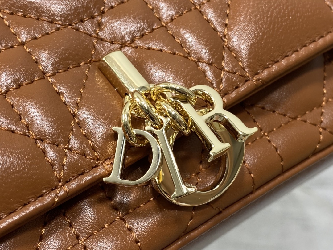 焦糖色现货‼️最新珍珠链条包🆕标志性的藤纹格,经典的字母吊饰👏 搭配柔软的羊皮,优雅又时尚🙋 ,亮点在于