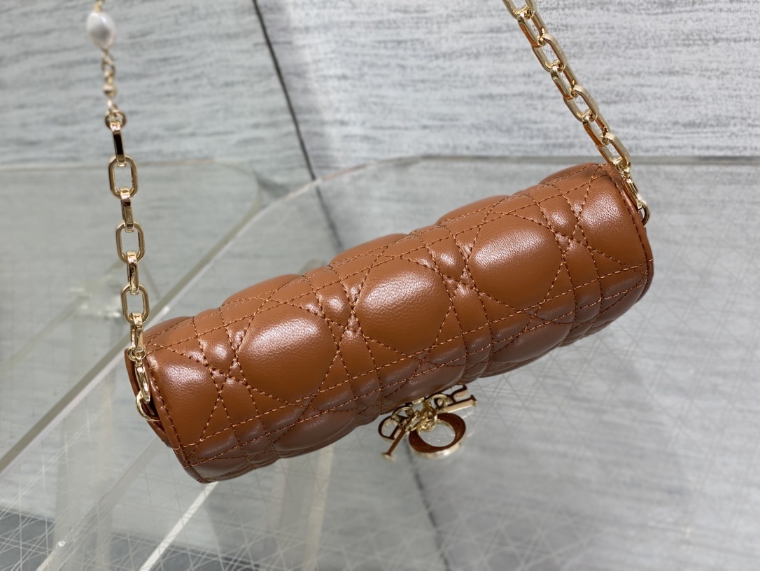焦糖色现货‼️最新珍珠链条包🆕标志性的藤纹格,经典的字母吊饰👏 搭配柔软的羊皮,优雅又时尚🙋 ,亮点在于