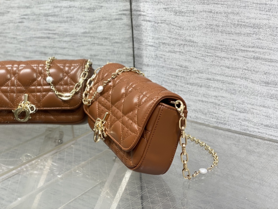 焦糖色现货‼️最新珍珠链条包🆕标志性的藤纹格,经典的字母吊饰👏 搭配柔软的羊皮,优雅又时尚🙋 ,亮点在于