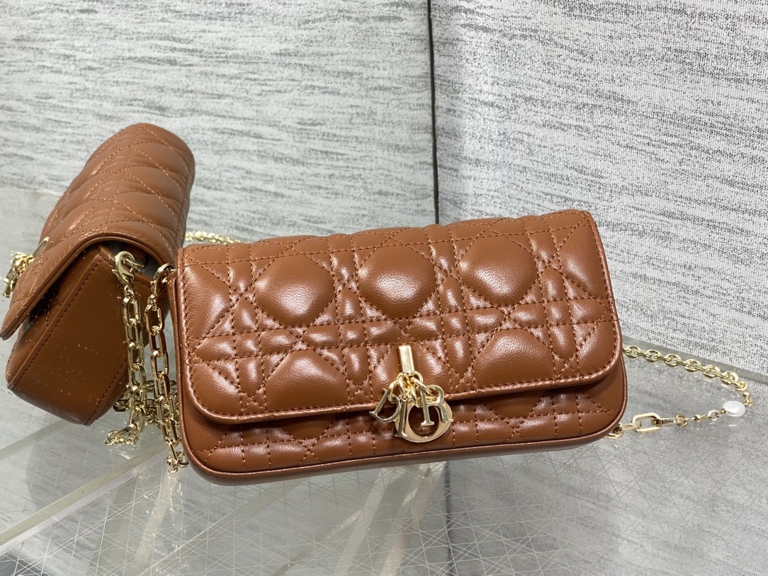 焦糖色现货‼️最新珍珠链条包🆕标志性的藤纹格,经典的字母吊饰👏 搭配柔软的羊皮,优雅又时尚🙋 ,亮点在于