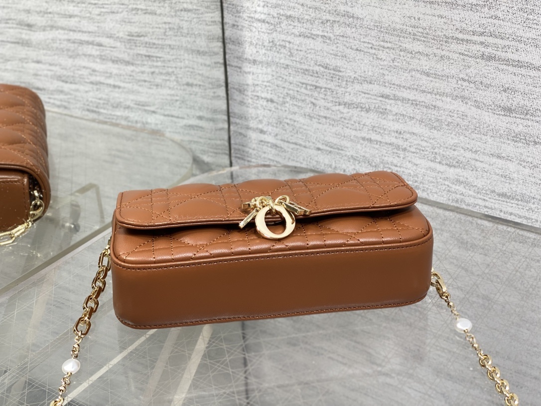 焦糖色现货‼️最新珍珠链条包🆕标志性的藤纹格,经典的字母吊饰👏 搭配柔软的羊皮,优雅又时尚🙋 ,亮点在于