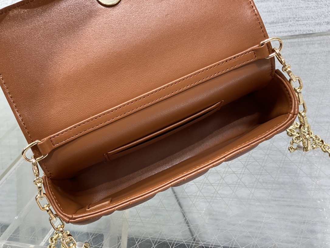 焦糖色现货‼️最新珍珠链条包🆕标志性的藤纹格,经典的字母吊饰👏 搭配柔软的羊皮,优雅又时尚🙋 ,亮点在于