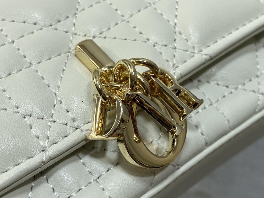 白色现货‼️最新珍珠链条包🆕标志性的藤纹格,经典的字母吊饰👏 搭配柔软的羊皮,优雅又时尚🙋 ,亮点在于绝