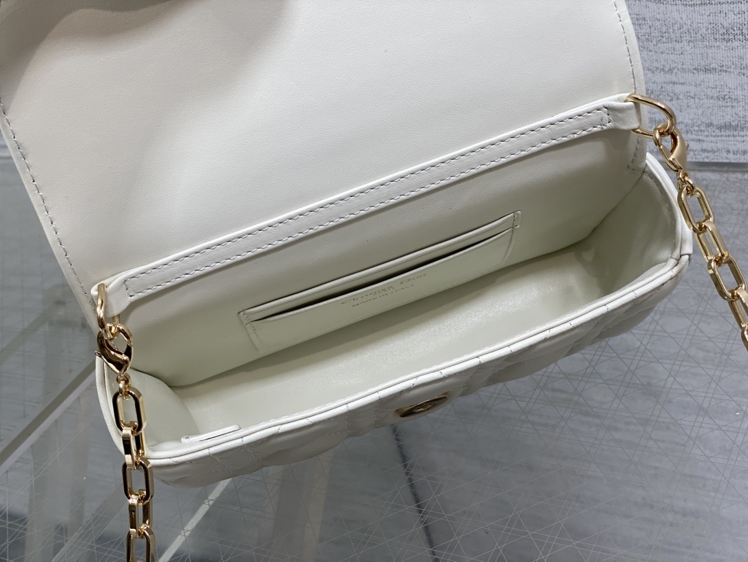 白色现货‼️最新珍珠链条包🆕标志性的藤纹格,经典的字母吊饰👏 搭配柔软的羊皮,优雅又时尚🙋 ,亮点在于绝