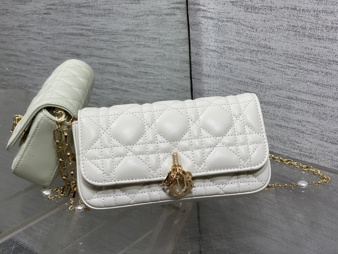 白色现货‼️最新珍珠链条包🆕标志性的藤纹格,经典的字母吊饰👏 搭配柔软的羊皮,优雅又时尚🙋 ,亮点在于绝