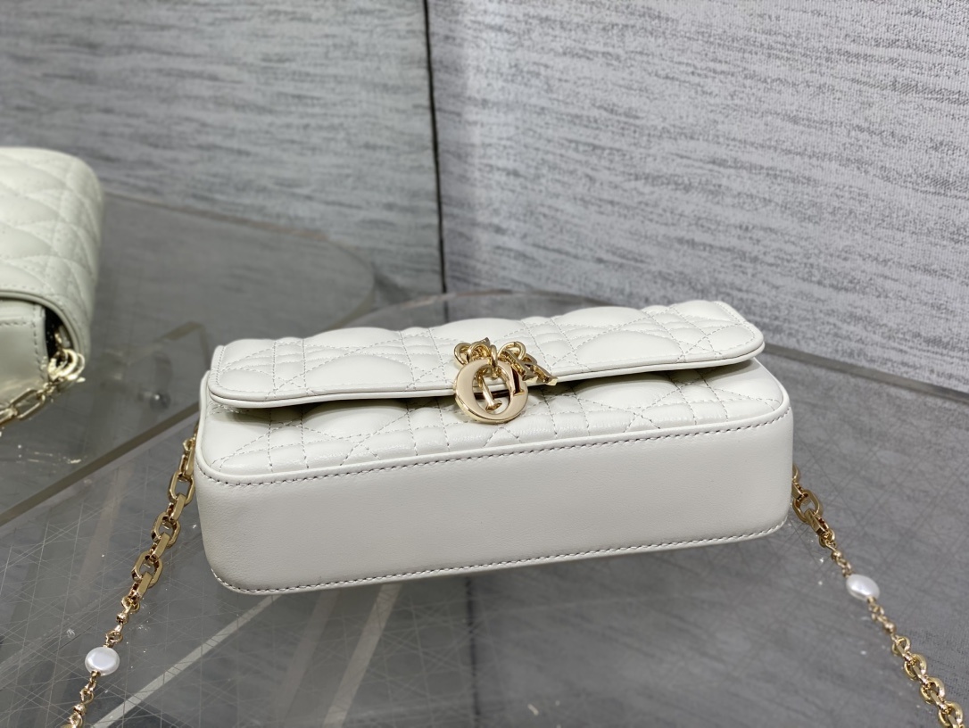 白色现货‼️最新珍珠链条包🆕标志性的藤纹格,经典的字母吊饰👏 搭配柔软的羊皮,优雅又时尚🙋 ,亮点在于绝