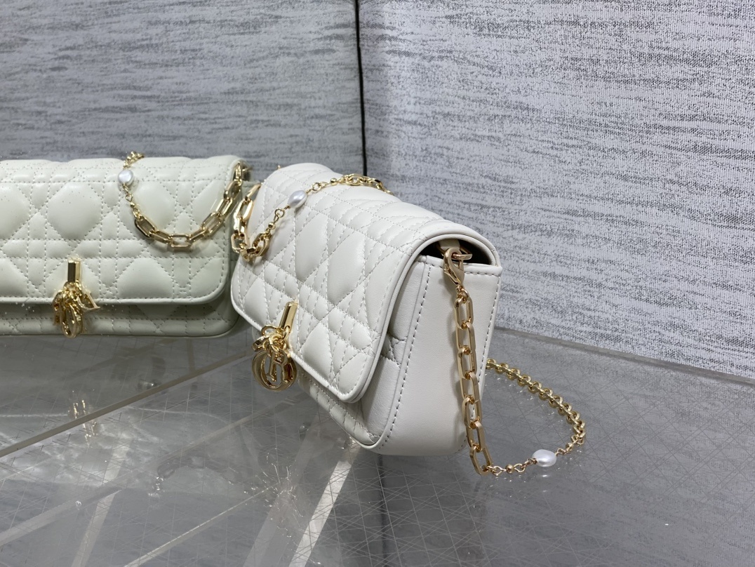 白色现货‼️最新珍珠链条包🆕标志性的藤纹格,经典的字母吊饰👏 搭配柔软的羊皮,优雅又时尚🙋 ,亮点在于绝