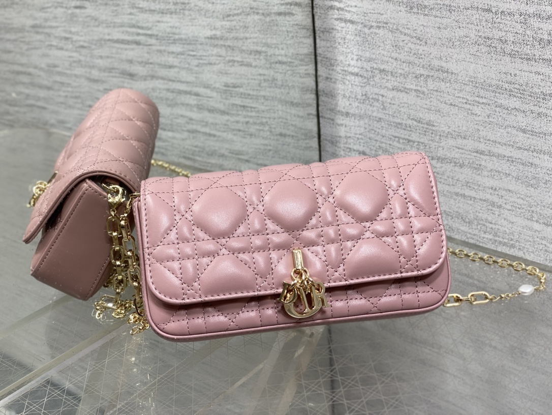 复古粉现货‼️最新珍珠链条包🆕标志性的藤纹格,经典的字母吊饰👏 搭配柔软的羊皮,优雅又时尚🙋 ,亮点在于