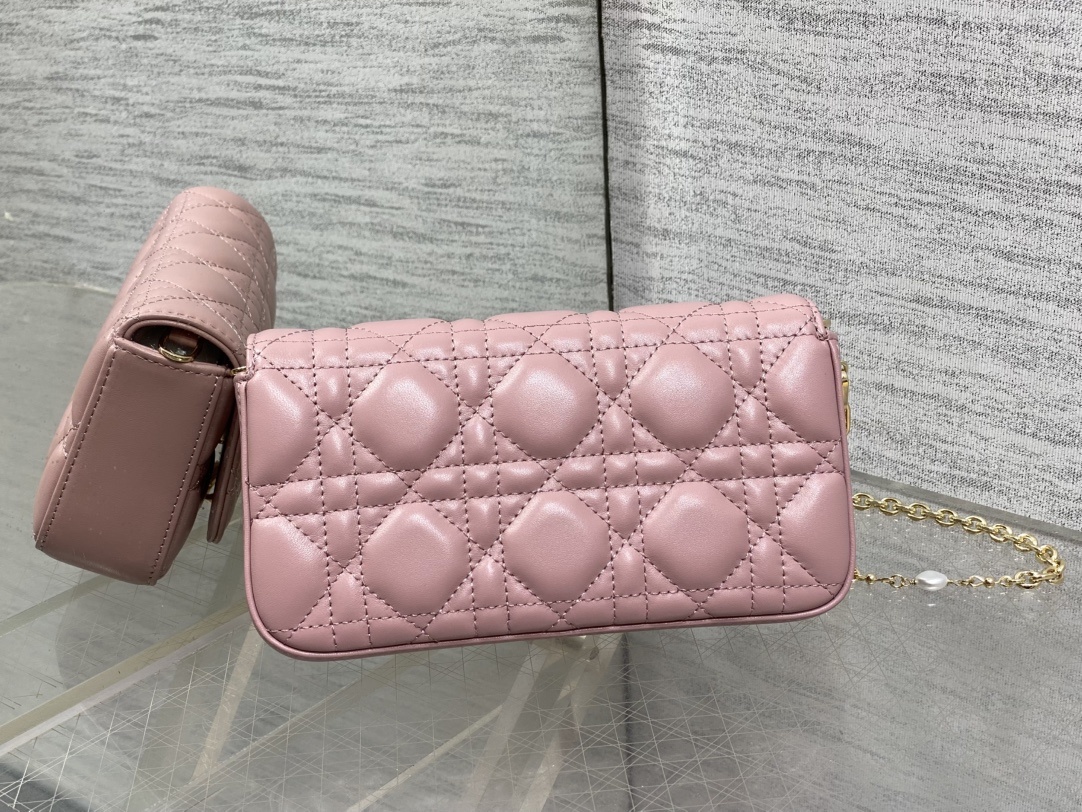 复古粉现货‼️最新珍珠链条包🆕标志性的藤纹格,经典的字母吊饰👏 搭配柔软的羊皮,优雅又时尚🙋 ,亮点在于