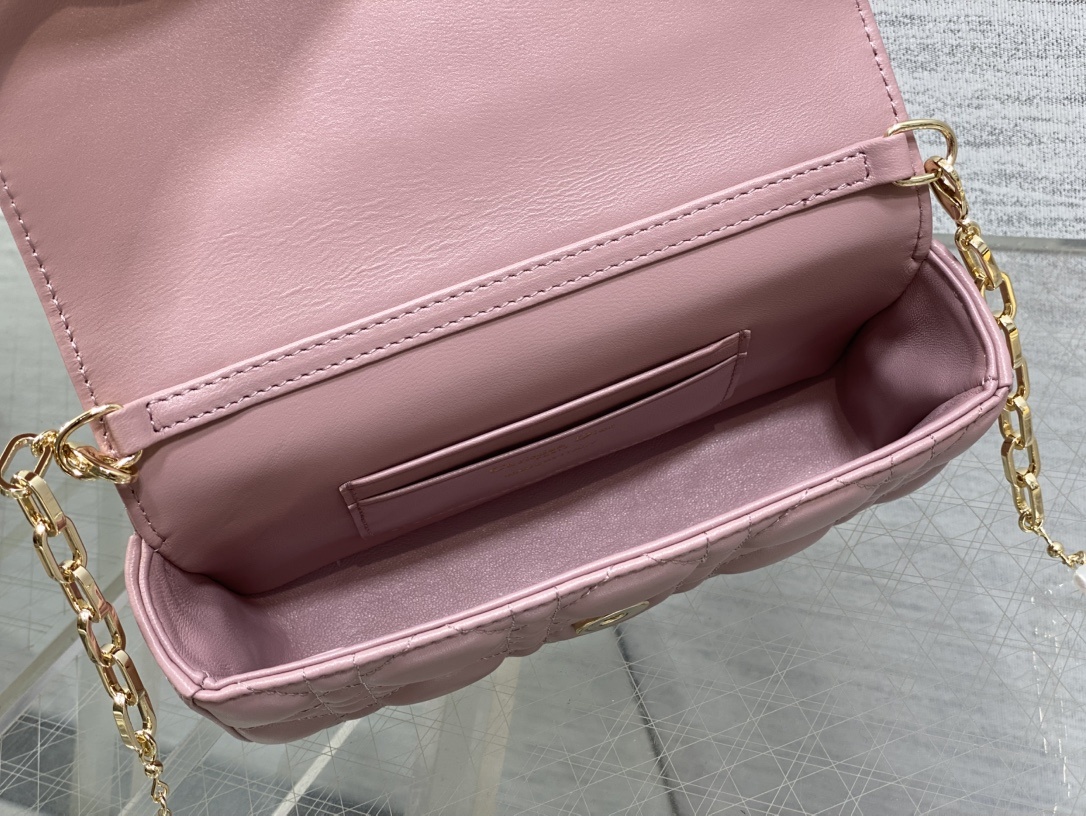 复古粉现货‼️最新珍珠链条包🆕标志性的藤纹格,经典的字母吊饰👏 搭配柔软的羊皮,优雅又时尚🙋 ,亮点在于