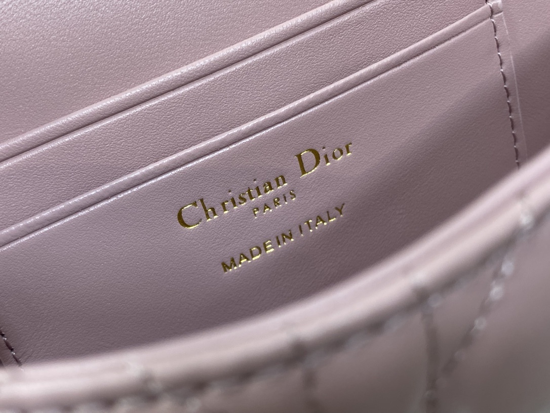 复古粉现货‼️最新珍珠链条包🆕标志性的藤纹格,经典的字母吊饰👏 搭配柔软的羊皮,优雅又时尚🙋 ,亮点在于