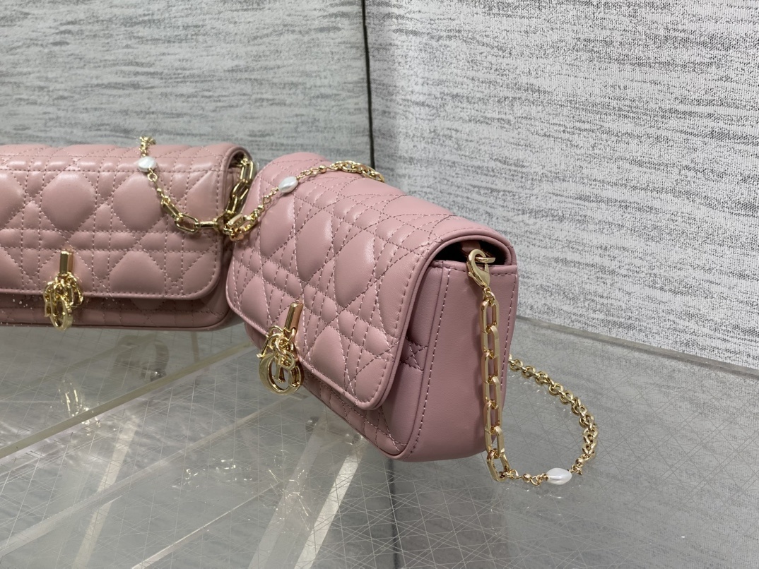 复古粉现货‼️最新珍珠链条包🆕标志性的藤纹格,经典的字母吊饰👏 搭配柔软的羊皮,优雅又时尚🙋 ,亮点在于