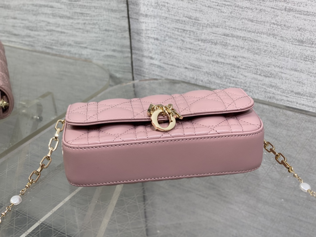 复古粉现货‼️最新珍珠链条包🆕标志性的藤纹格,经典的字母吊饰👏 搭配柔软的羊皮,优雅又时尚🙋 ,亮点在于