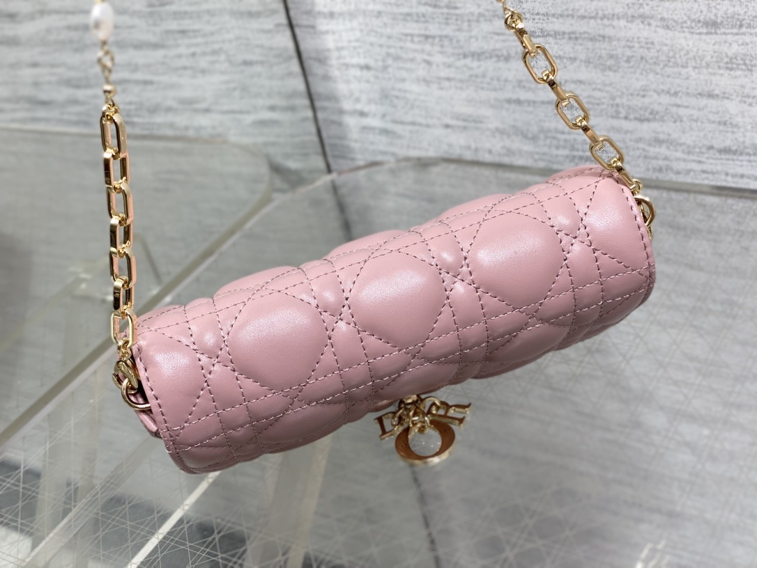 复古粉现货‼️最新珍珠链条包🆕标志性的藤纹格,经典的字母吊饰👏 搭配柔软的羊皮,优雅又时尚🙋 ,亮点在于