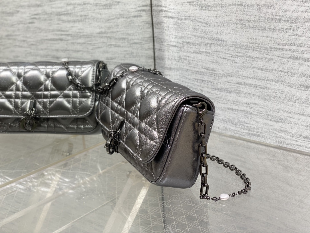 黑枪色现货‼️最新珍珠链条包🆕标志性的藤纹格,经典的字母吊饰👏 搭配柔软的羊皮,优雅又时尚🙋 ,亮点在于