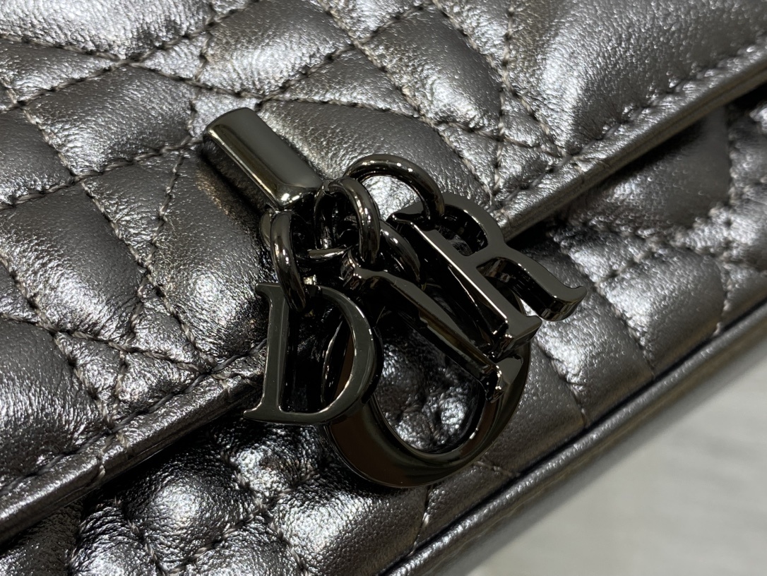 黑枪色现货‼️最新珍珠链条包🆕标志性的藤纹格,经典的字母吊饰👏 搭配柔软的羊皮,优雅又时尚🙋 ,亮点在于