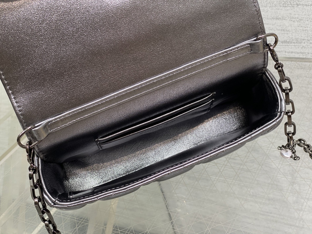 黑枪色现货‼️最新珍珠链条包🆕标志性的藤纹格,经典的字母吊饰👏 搭配柔软的羊皮,优雅又时尚🙋 ,亮点在于