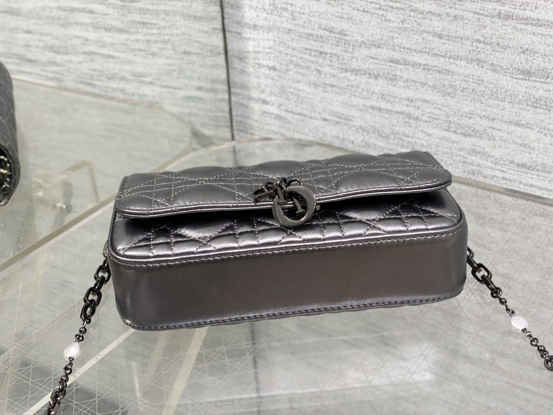 黑枪色现货‼️最新珍珠链条包🆕标志性的藤纹格,经典的字母吊饰👏 搭配柔软的羊皮,优雅又时尚🙋 ,亮点在于