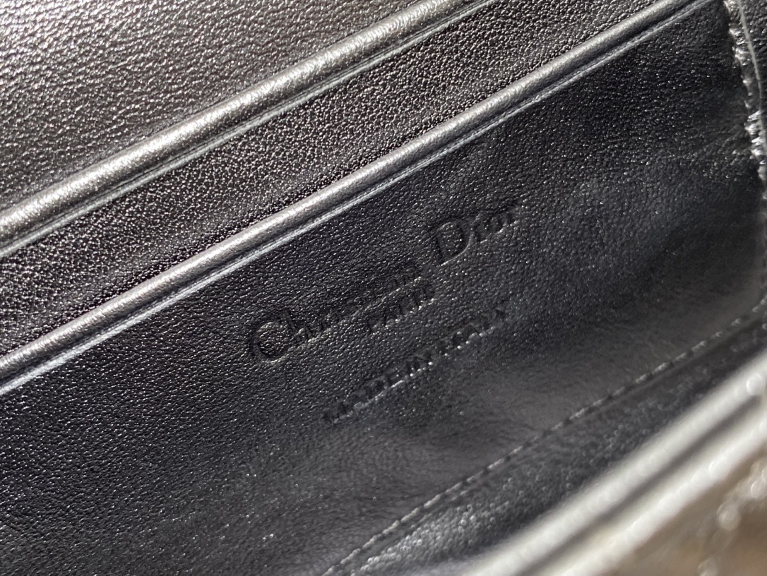 黑枪色现货‼️最新珍珠链条包🆕标志性的藤纹格,经典的字母吊饰👏 搭配柔软的羊皮,优雅又时尚🙋 ,亮点在于