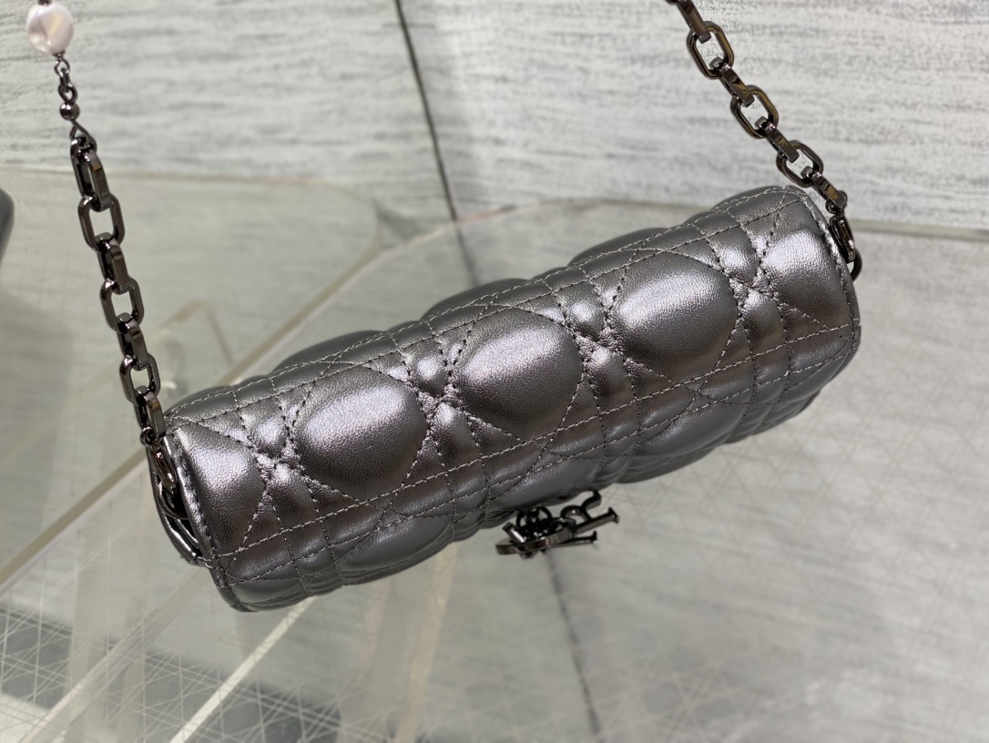 黑枪色现货‼️最新珍珠链条包🆕标志性的藤纹格,经典的字母吊饰👏 搭配柔软的羊皮,优雅又时尚🙋 ,亮点在于