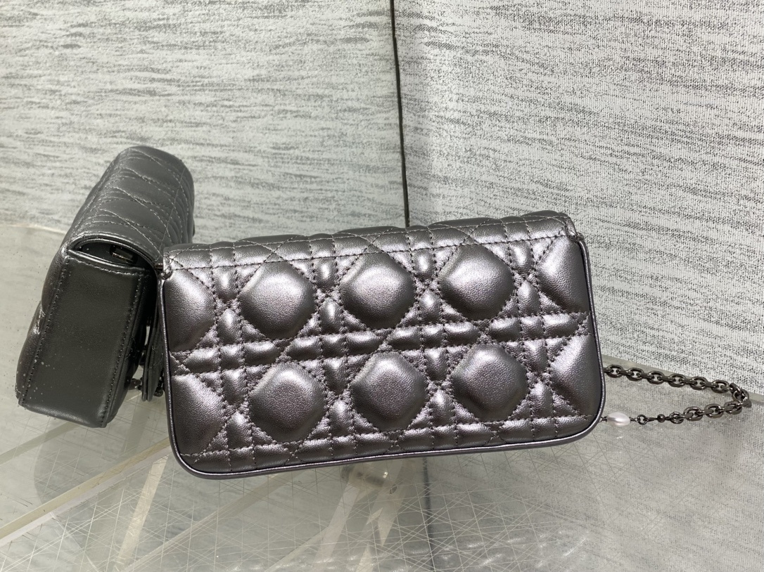 黑枪色现货‼️最新珍珠链条包🆕标志性的藤纹格,经典的字母吊饰👏 搭配柔软的羊皮,优雅又时尚🙋 ,亮点在于