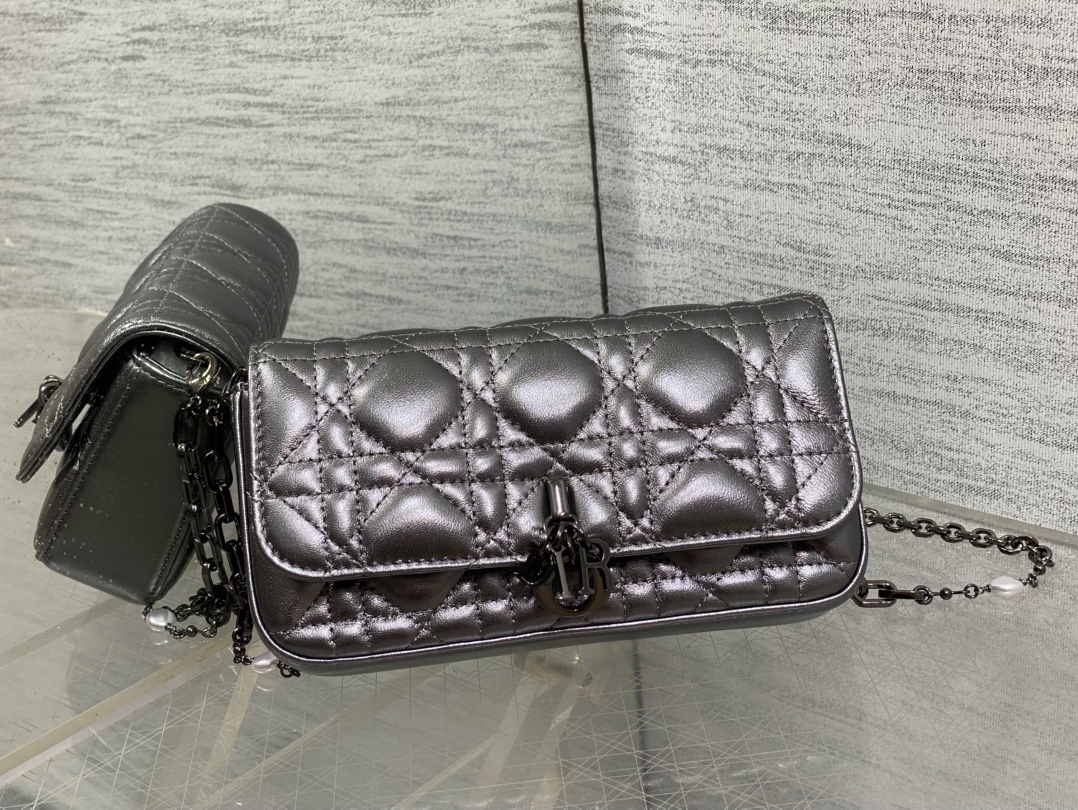 黑枪色现货‼️最新珍珠链条包🆕标志性的藤纹格,经典的字母吊饰👏 搭配柔软的羊皮,优雅又时尚🙋 ,亮点在于