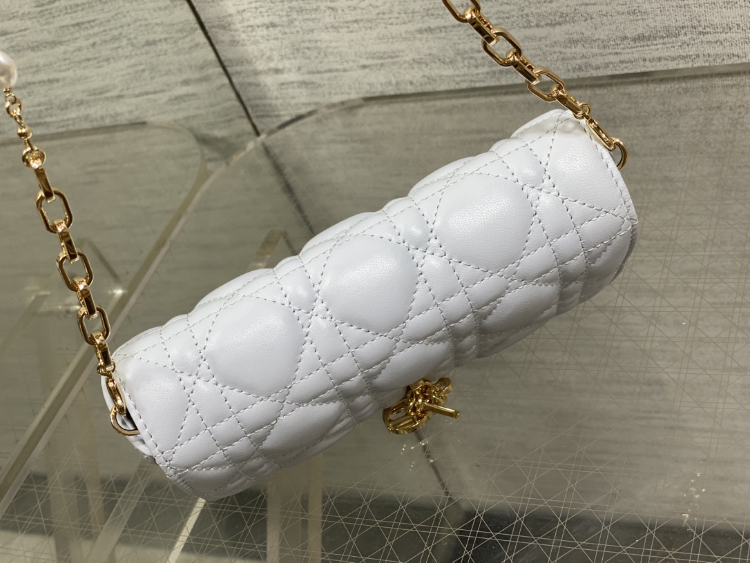 湖水蓝现货‼️最新珍珠链条包🆕标志性的藤纹格,经典的字母吊饰👏 搭配柔软的羊皮,优雅又时尚🙋 ,亮点在于