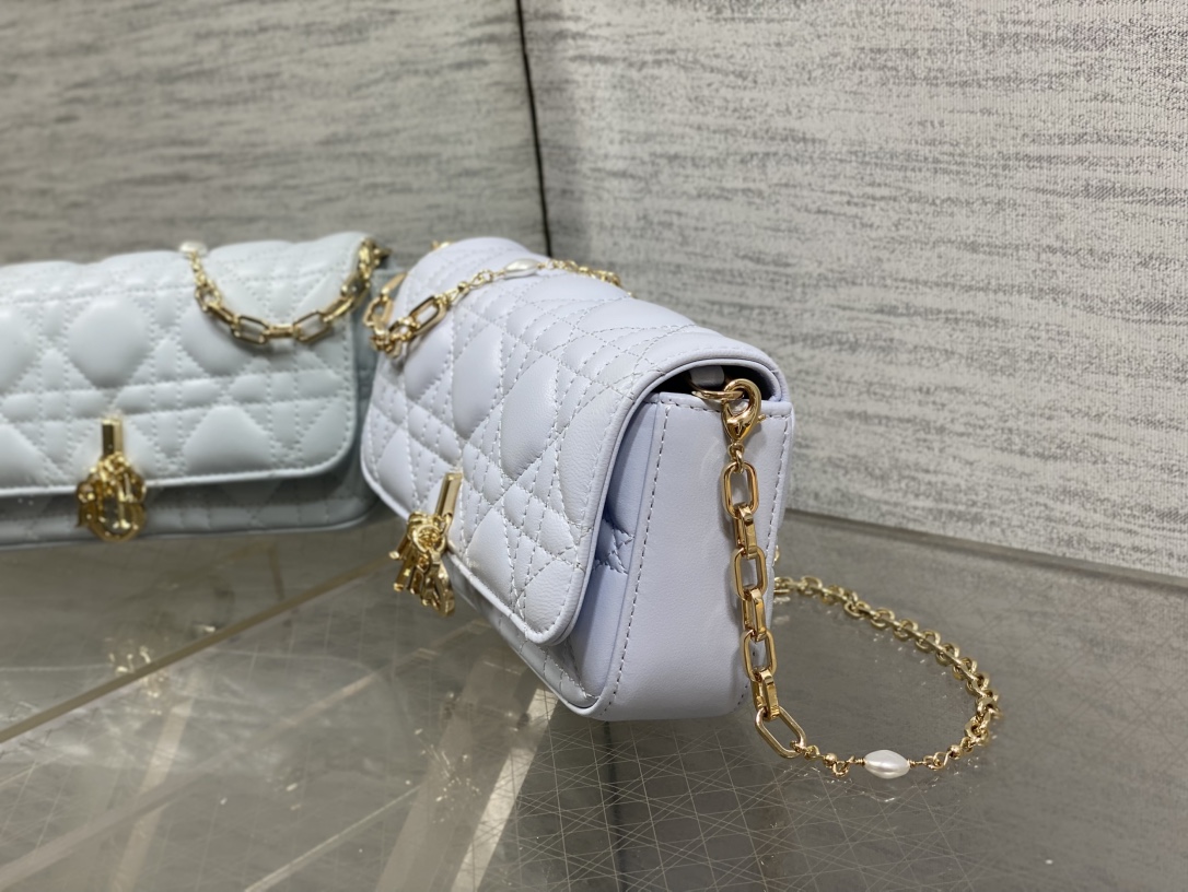 湖水蓝现货‼️最新珍珠链条包🆕标志性的藤纹格,经典的字母吊饰👏 搭配柔软的羊皮,优雅又时尚🙋 ,亮点在于