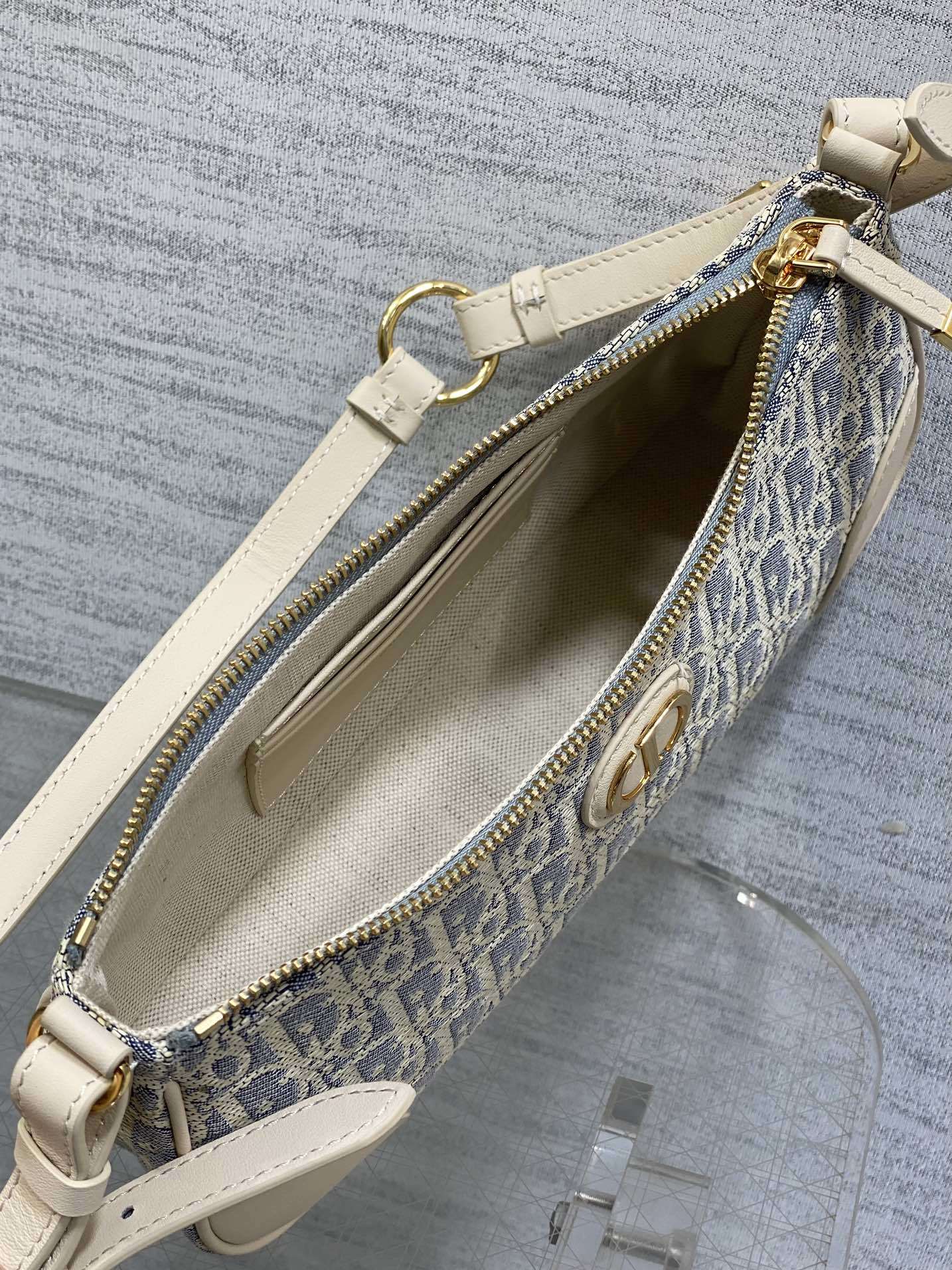 酒椰草现货‼️Wanderlust系列腋下包,夏天这一个包就够了,饺子包升级版,容量加大 ,能斜挎还能肩