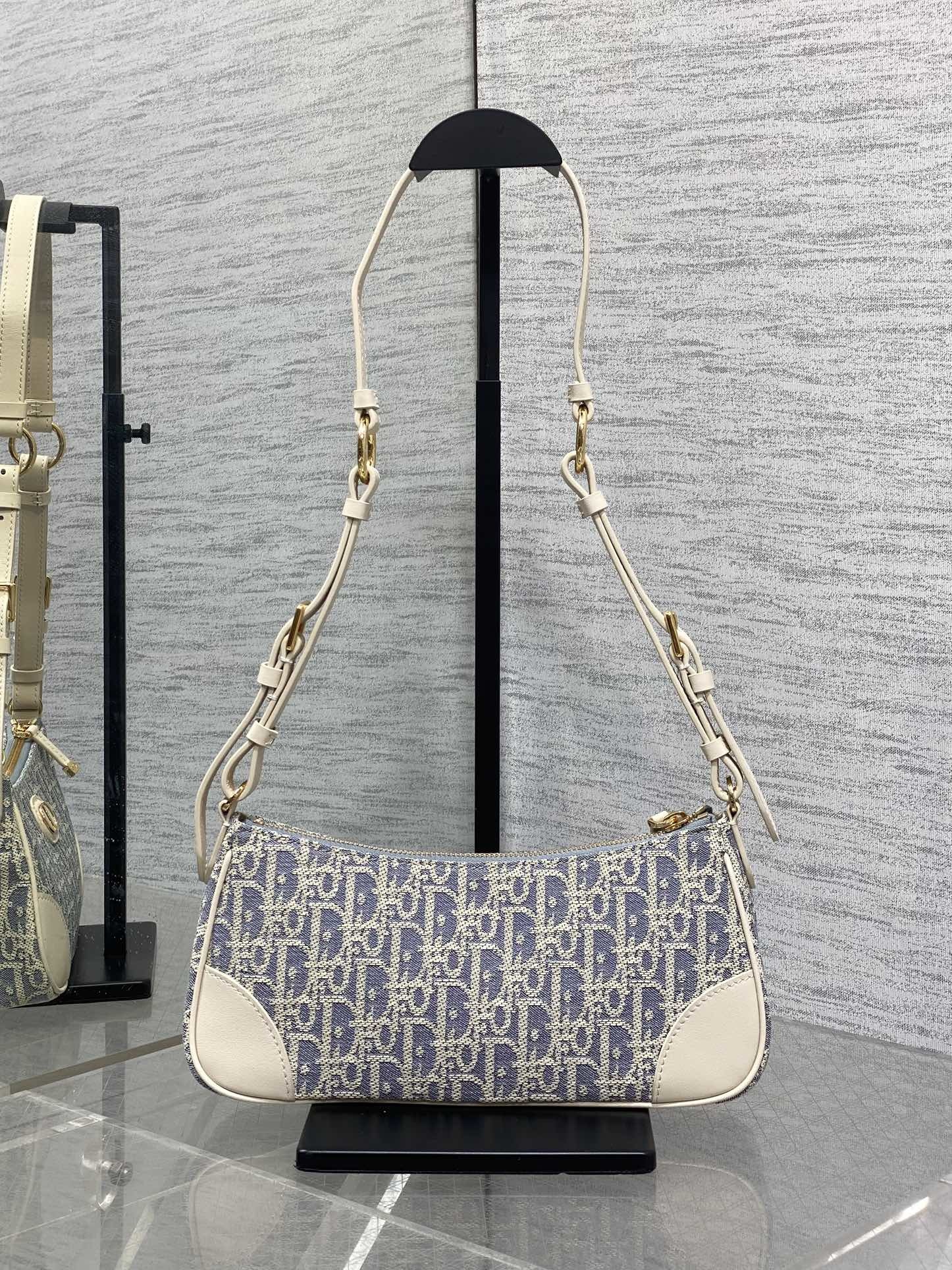 酒椰草现货‼️Wanderlust系列腋下包,夏天这一个包就够了,饺子包升级版,容量加大 ,能斜挎还能肩