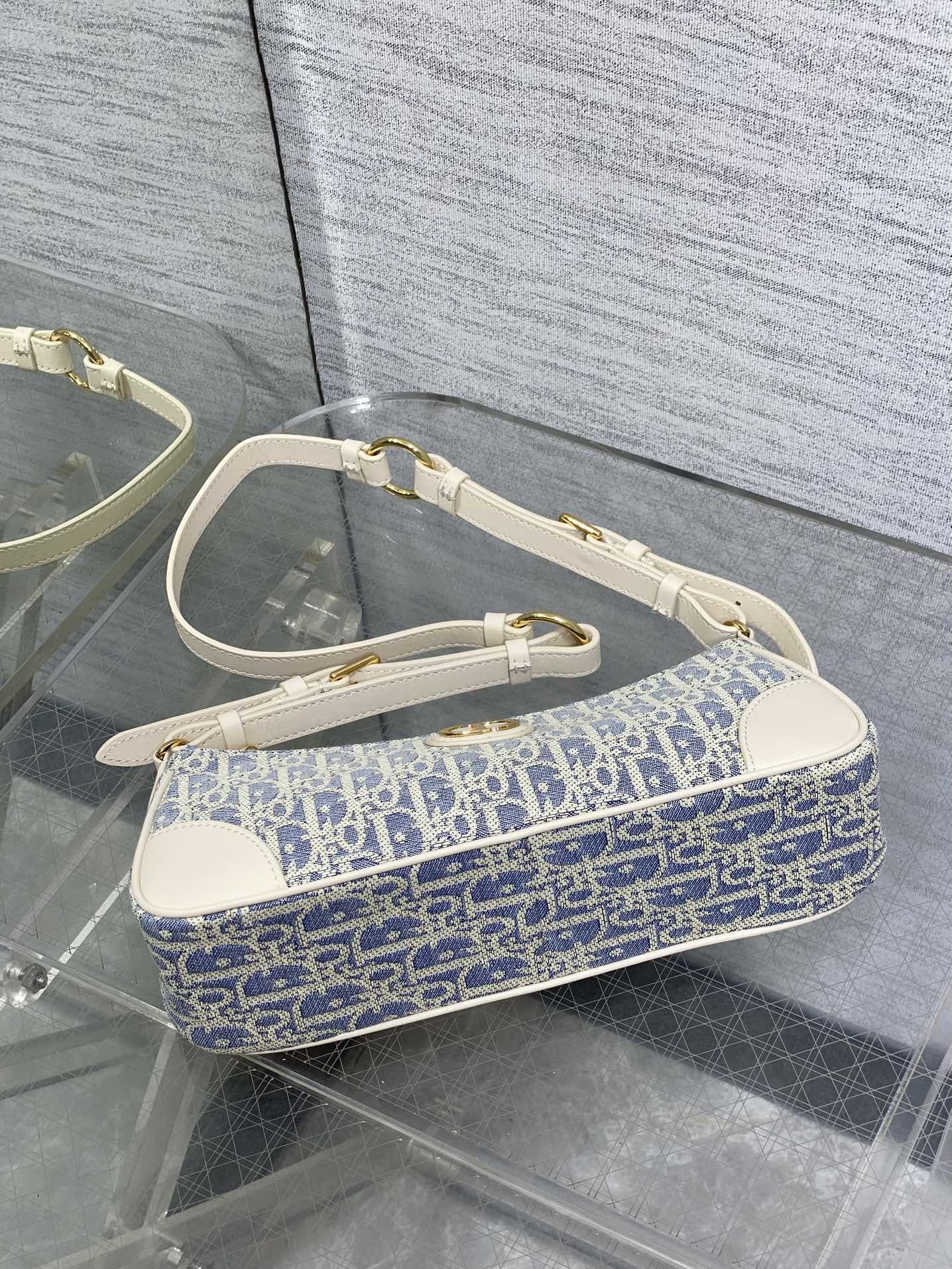 酒椰草现货‼️Wanderlust系列腋下包,夏天这一个包就够了,饺子包升级版,容量加大 ,能斜挎还能肩