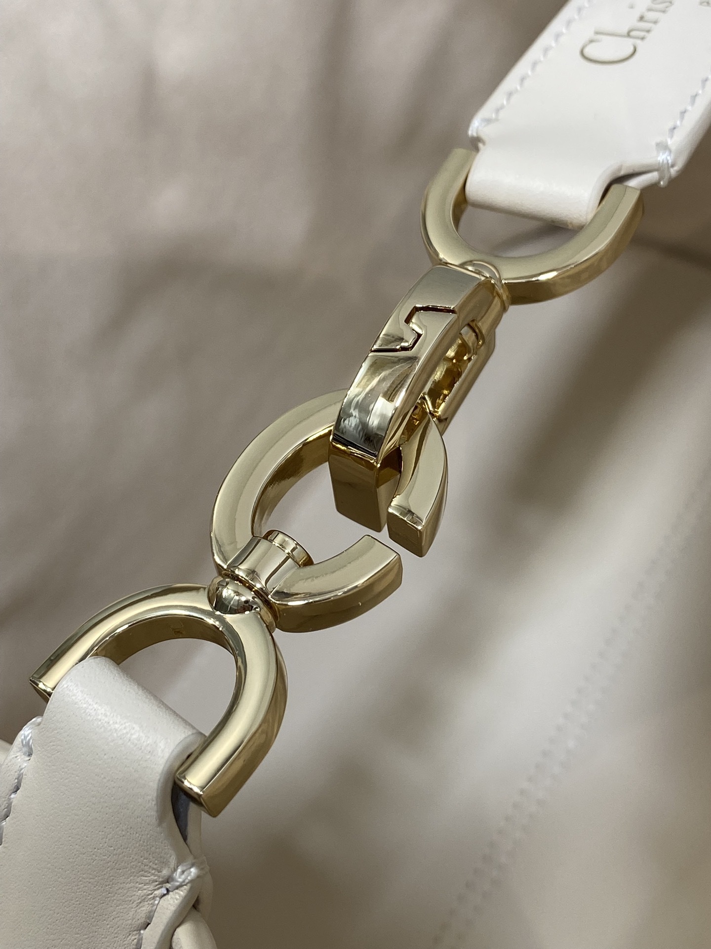 中号现货‼️Toujours系列秋冬最新浅象牙,有点太美了,高颜值大包包,颜色非常清新,让人眼前一亮,轻