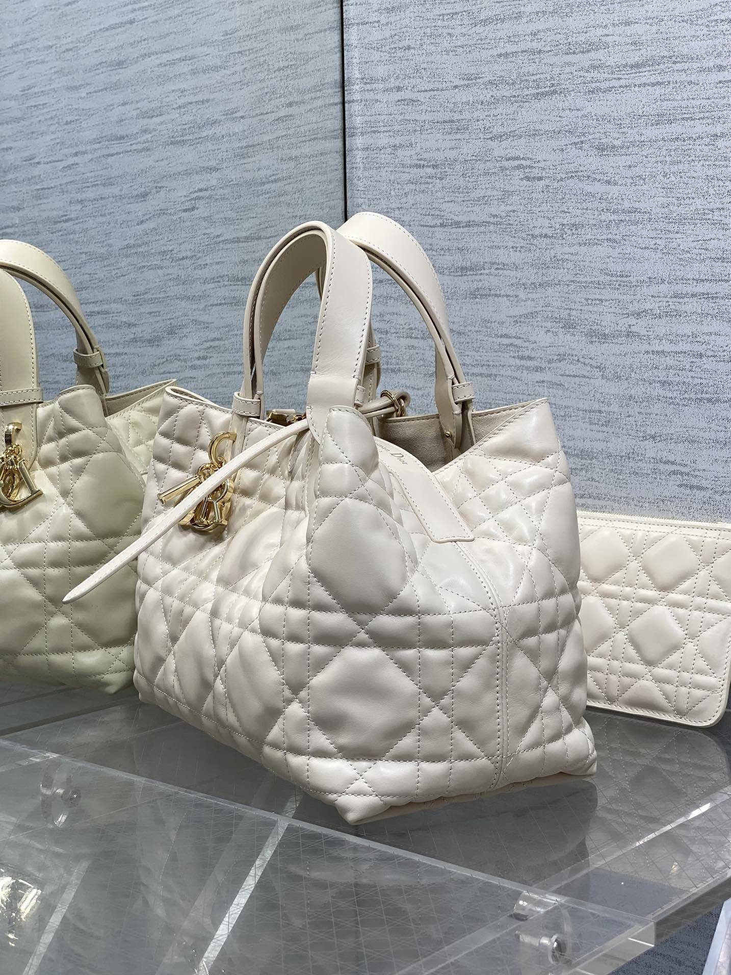 中号现货‼️Toujours系列秋冬最新浅象牙,有点太美了,高颜值大包包,颜色非常清新,让人眼前一亮,轻